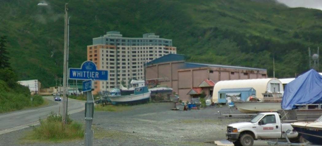 Whittier, la città in Alaska in cui tutto avviene all’interno di un solo edificio