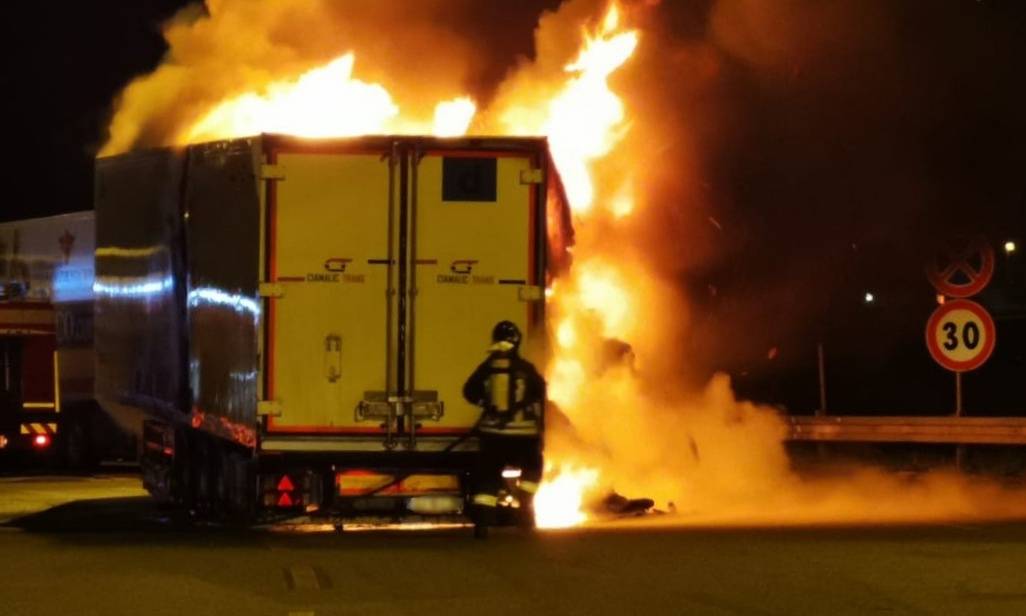 In fiamme un tir carico di carne sull'Autofiori a Ventimiglia