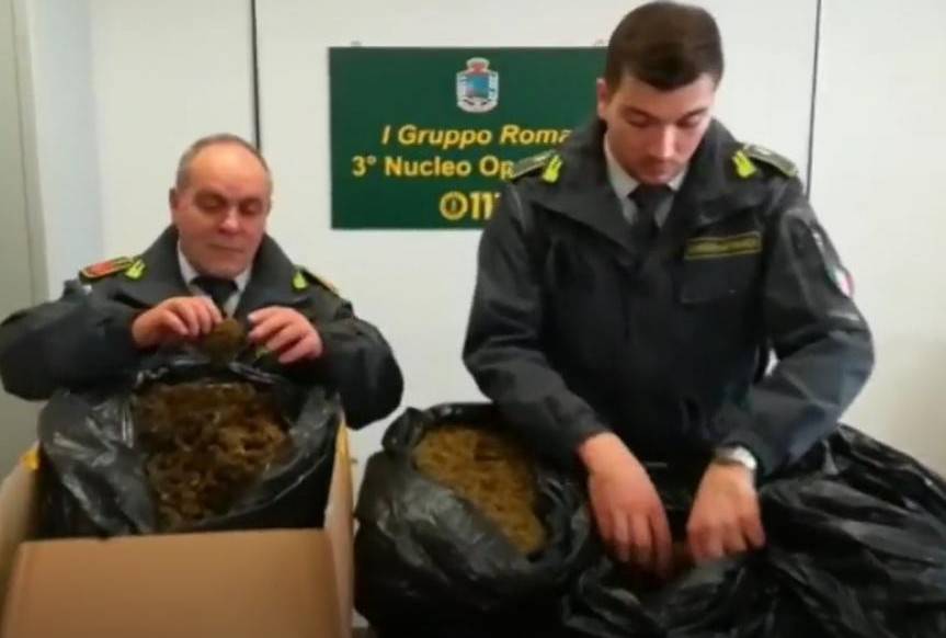 Roma, nigeriano fermato alla Tiburtina:  in valigia aveva 26 kg di marijuana