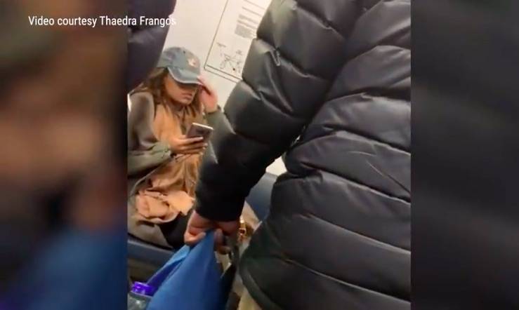 Occupa il posto in treno con la borsa: cacciata dalla polizia