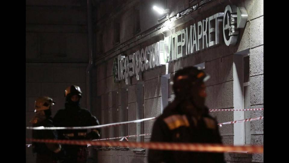San Pietroburgo, crolla edificio dell'università: persone tra le macerie