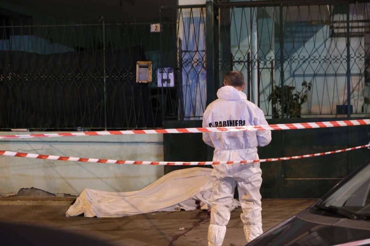 Venditore ambulante ucciso per strada: choc nel Napoletano