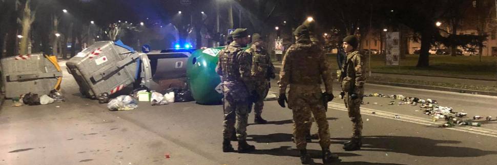 Ferrara, la rivolta degli immigrati. Esercito in strada: "È una guerra"