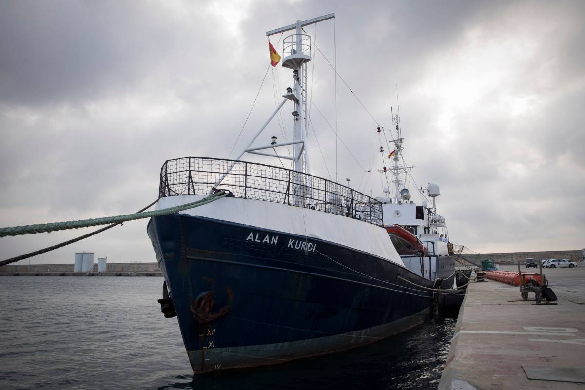 L'Ong forza il blocco di Salvini: Sea Eye fa rotta su Lampedusa