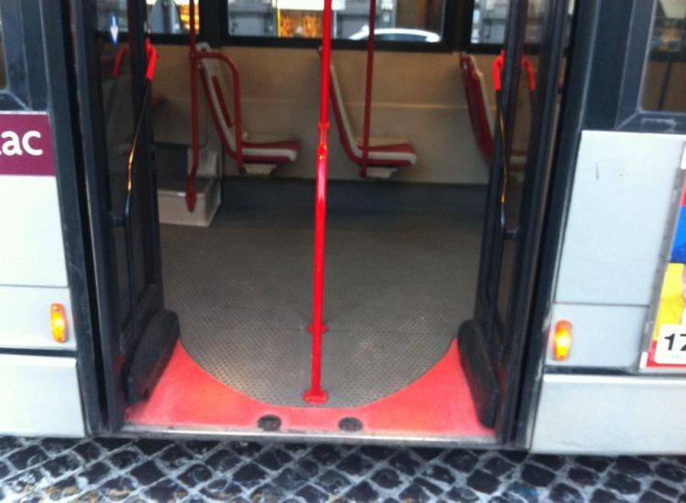 Lecce, autista denunciato per non aver permesso a minore senza biglietto di salire sul bus