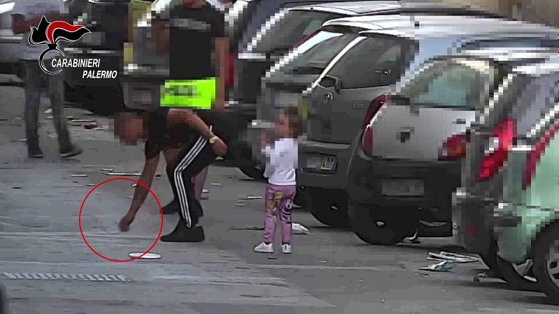Maxi operazione dei carabinieri, sgominata banda che spacciava davanti ai bambini