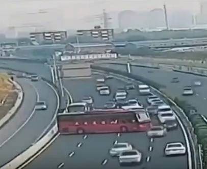 La follia in autostrada: bus inchioda e fa la retro per imboccare l'uscita