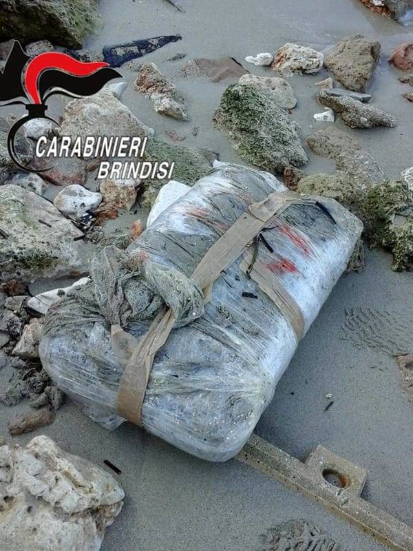Brindisi, trovati in spiaggia 14 chili di marijuana