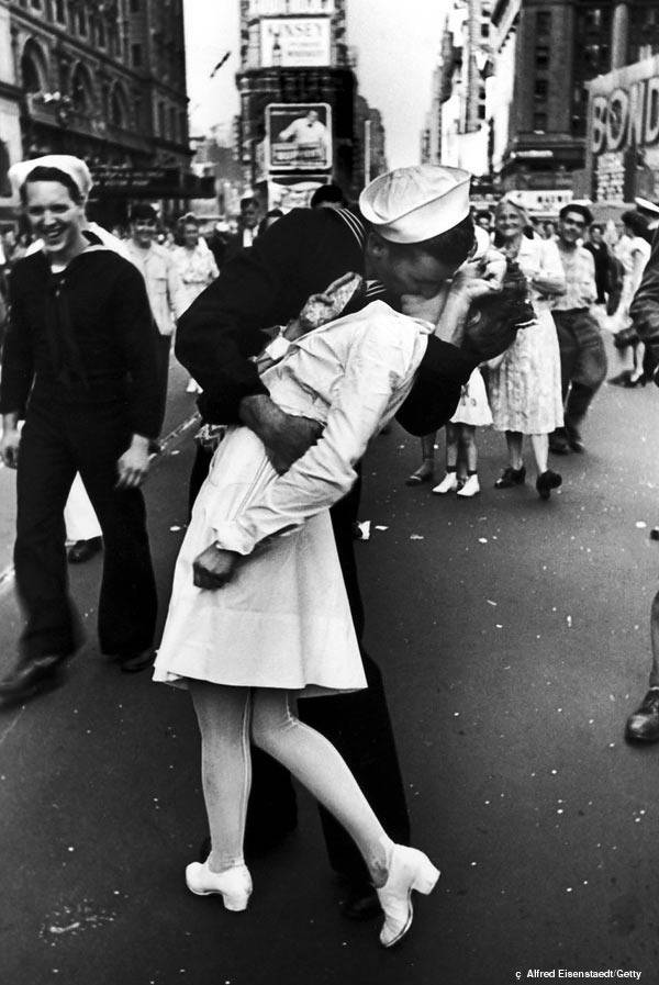 Muore George Mendonsa, il marinaio del bacio più celebre a Times Square