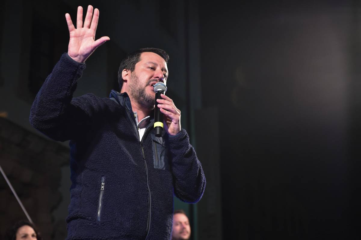 Diciotti, Salvini risponde ai migranti: "Risarcimento? Gli diamo un bacio Perugina"