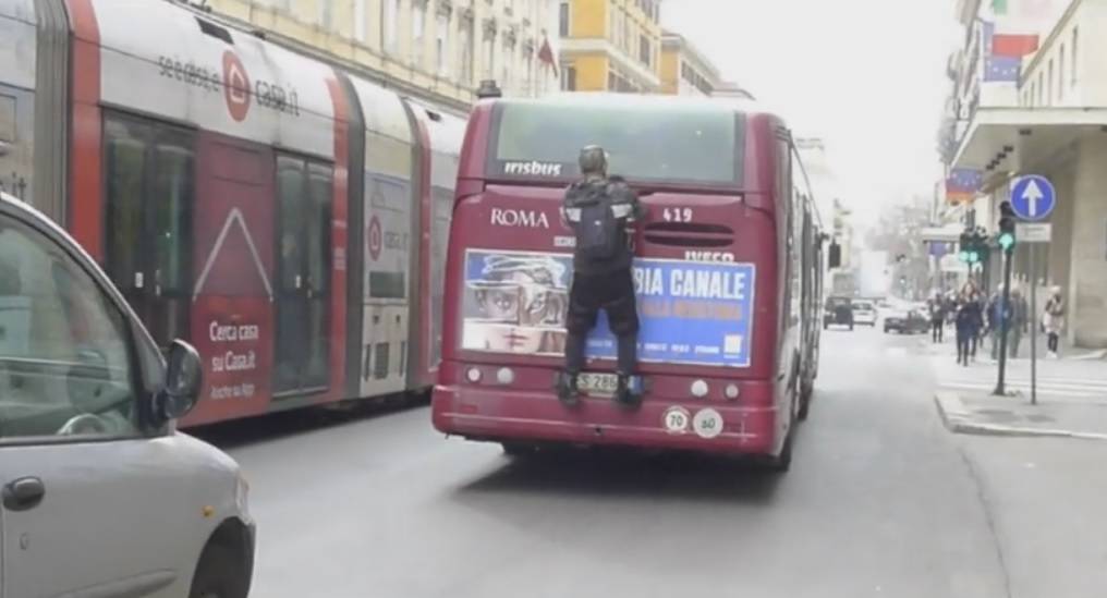 Roma, prende l'autobus "al volo" per risparmiare sul biglietto