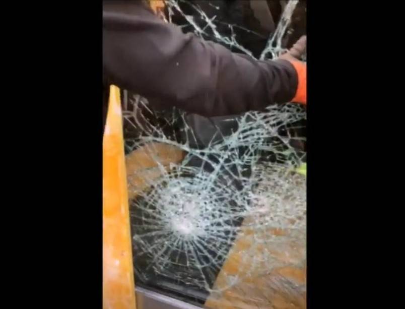 Milano, sfonda vetrata con tombino e ruba cassa: preso ladro 18enne