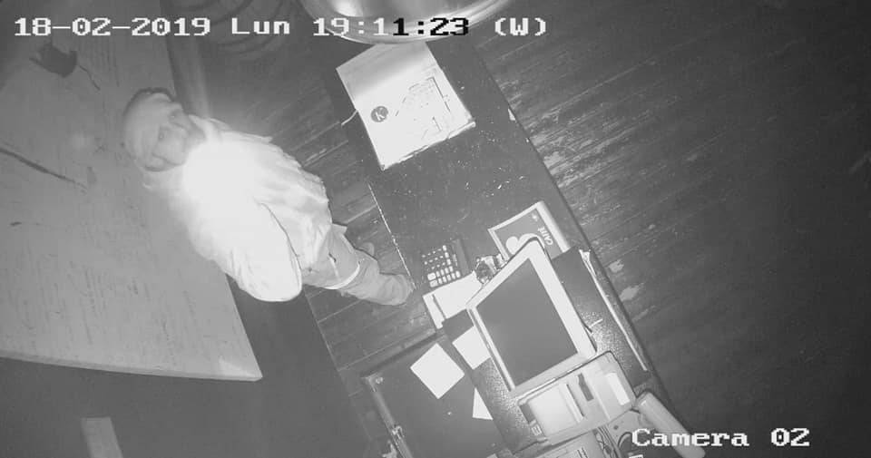 Posta il video del furto nel suo ristorante: "Chi conosce il ladro?"
