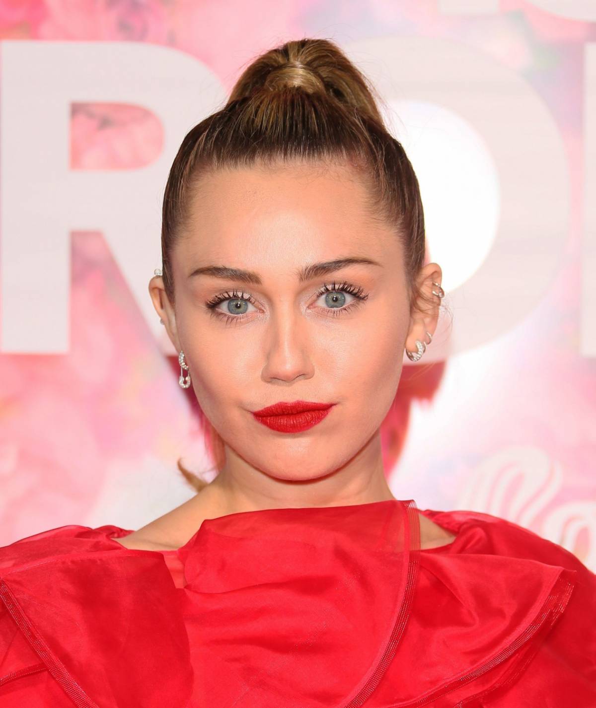 Miley Cyrus aggredita: un fan la bacia con la forza
