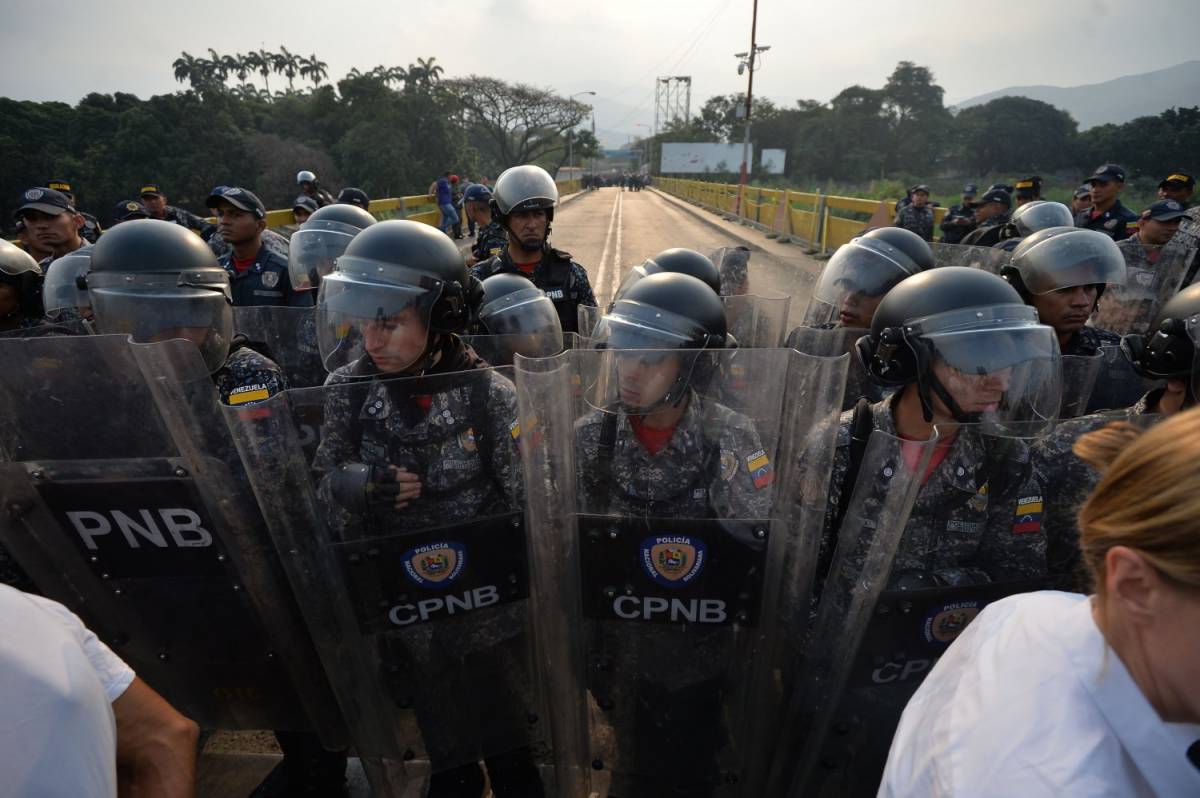 Venezuela, scontri al confine con la Colombia: militari disertano