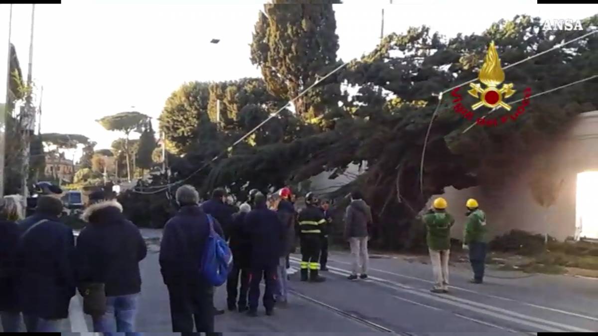 Maltempo senza tregua Auto travolta da un'onda Tre ragazzi dispersi