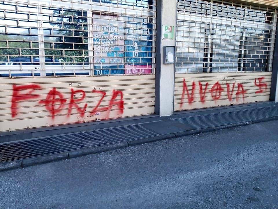 Svastiche sulla sede Pd, esplode la polemica a Salerno
