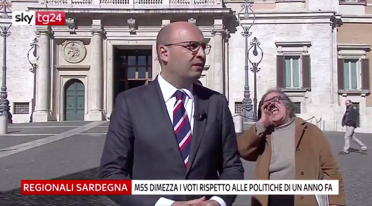 Roma, signora irrompe in diretta tv: "Maledetti"