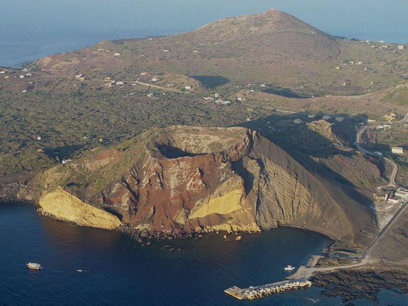 Linosa, l'isola paralizzata perché manca la benzina per le auto e le barche