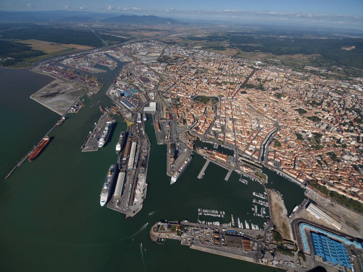 Il porto in un mare di guai. A Livorno azzerati i vertici