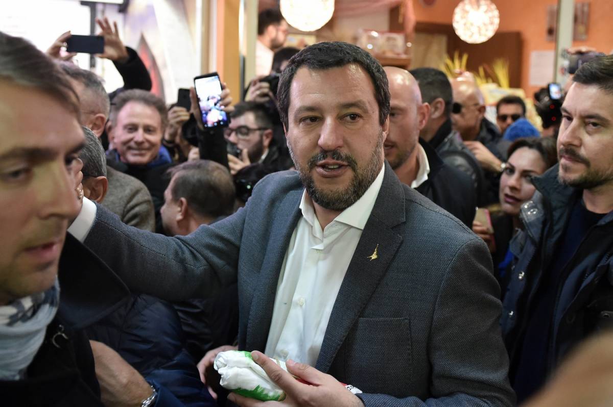 Salvini, porto abusivo di divisa: si va verso l'archiviazione