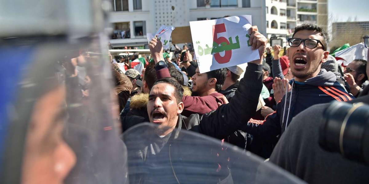 Algeria, Bouteflika rientra fra le proteste