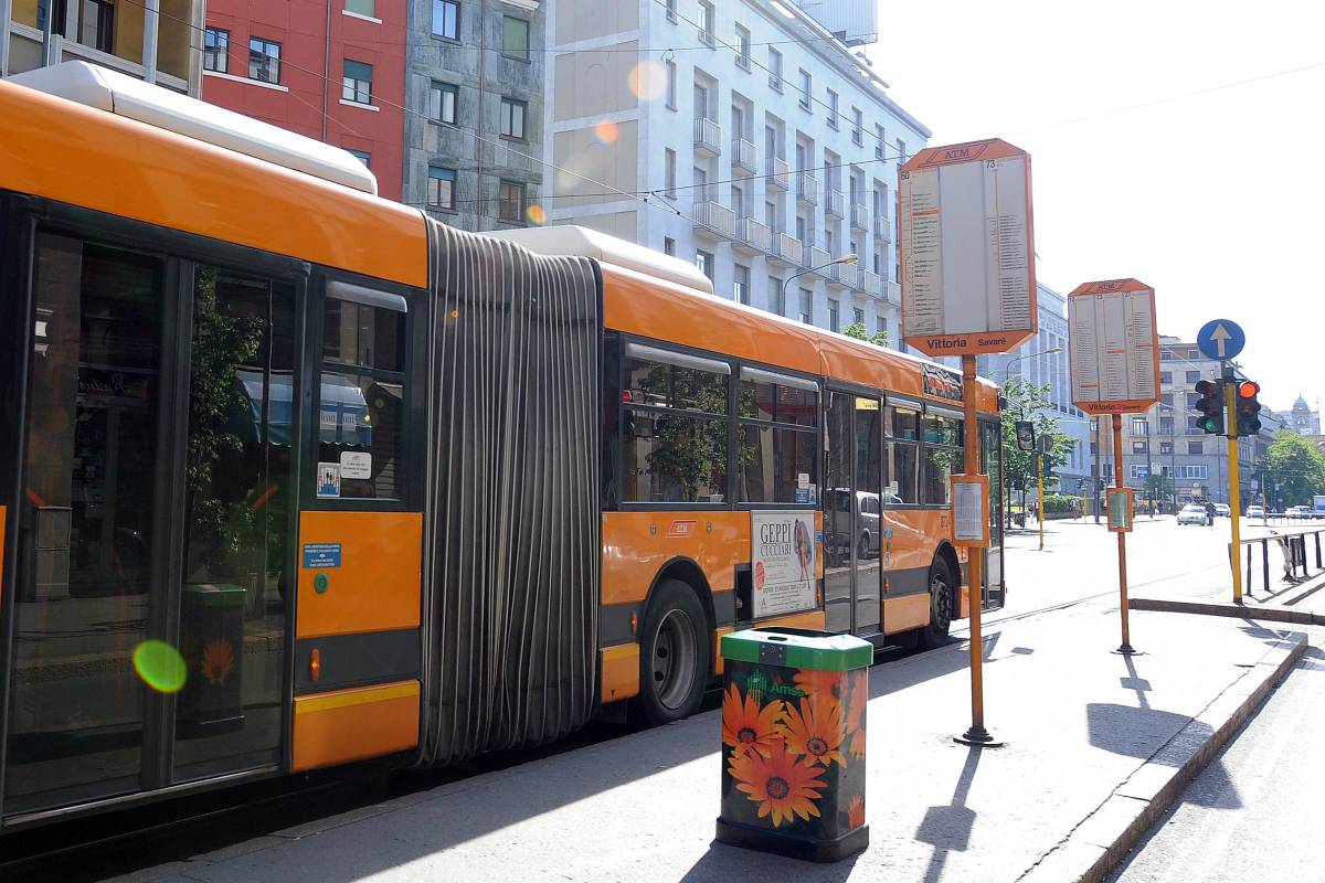 Milano, vietato fumare in attesa di bus e tram: proposte le fermate no-smoking