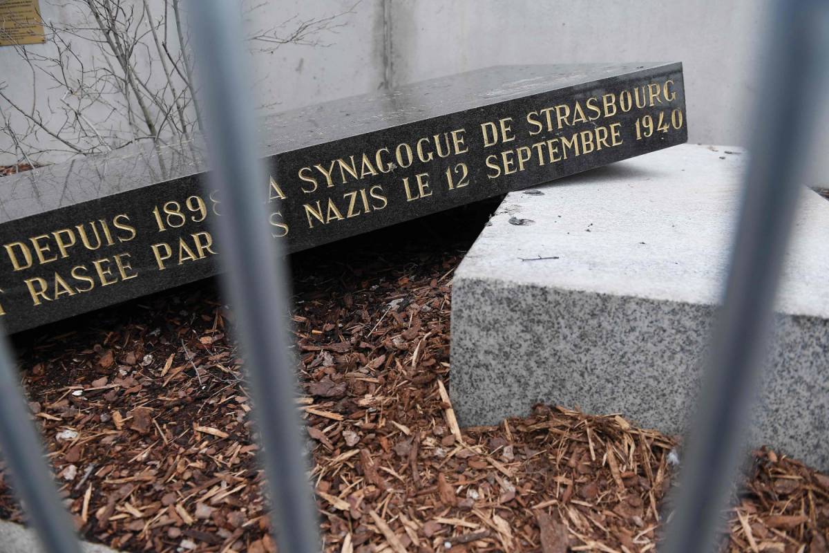 Strasburgo, vandali distruggono la stele della sinagoga