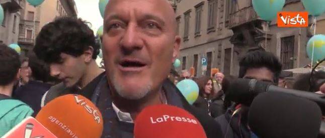 Bisio alla manifestazione anti-razzista: "È l'Italia che mi piace"