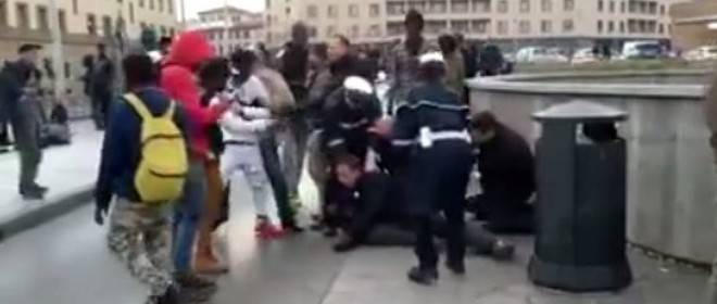 Far west a Firenze, gruppo di immigrati contro la polizia, due agenti feriti