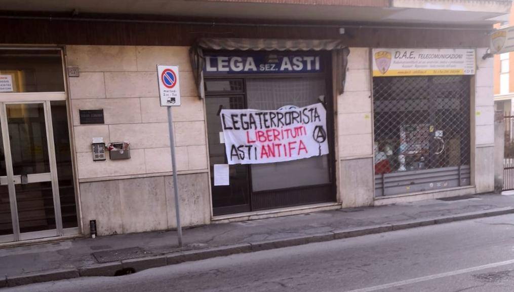 Striscione intimidatorio davanti alla sede della Lega ad Asti