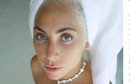 Lady Gaga e quel selfie acqua e sapone con un diamante di Tiffany 