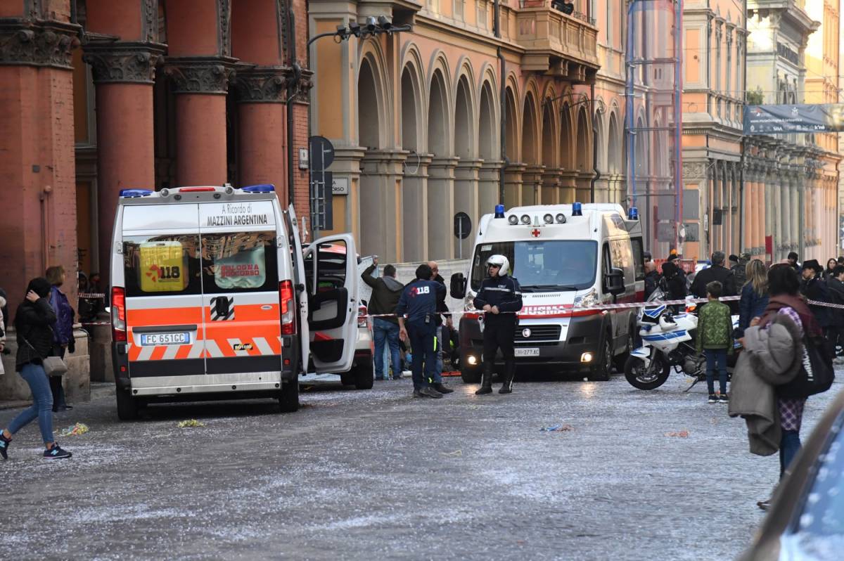Bologna, morto il bimbo scivolato dal carro di Carnevale