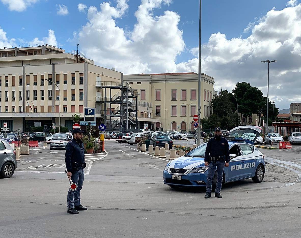 Posto di blocco della Polizia davanti l'ospedale Civico di Palermo