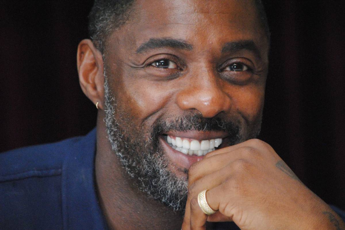 Idris Elba interrompe il suo show teatrale per aiutare una spettatrice
