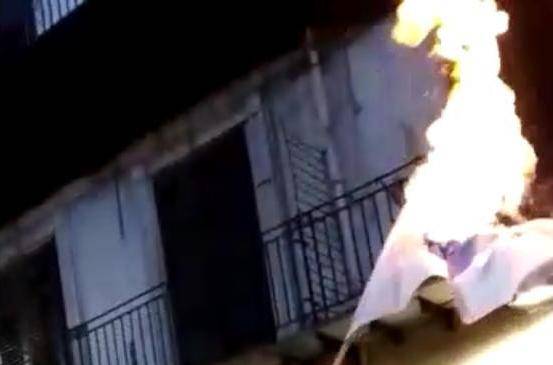 Palermo, femministe in piazza bruciano bandiera della Lega