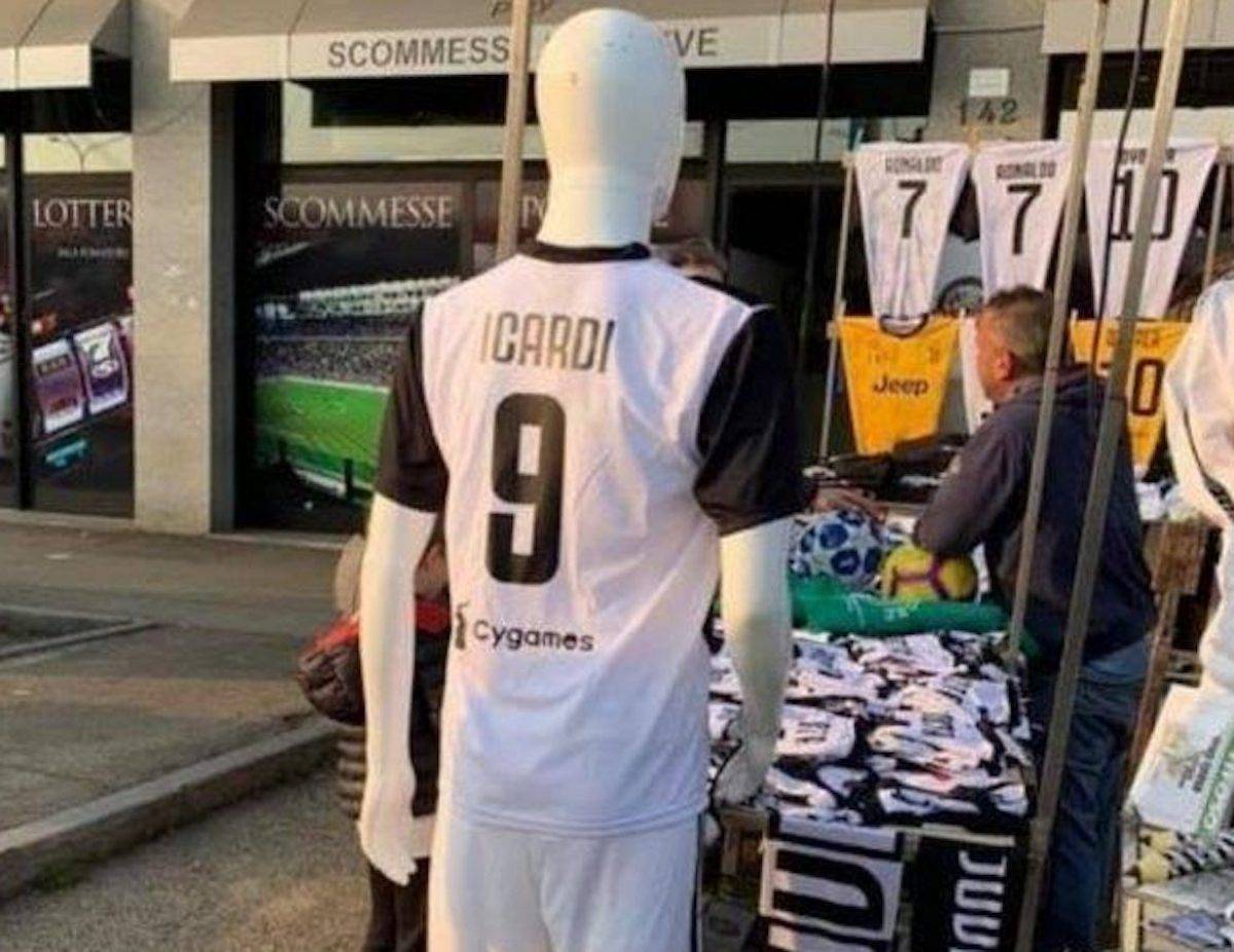 Juve, fuori dallo Stadium spunta la maglia bianconera di Icardi
