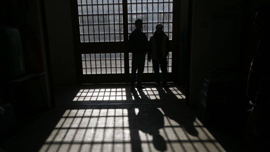 Viterbo, marocchino pestato da 12 persone perché pregava in cella
