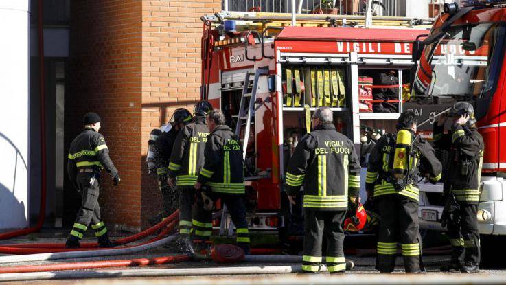 Perugia, capannone industriale in fiamme. Il Comune: "Restate in casa"