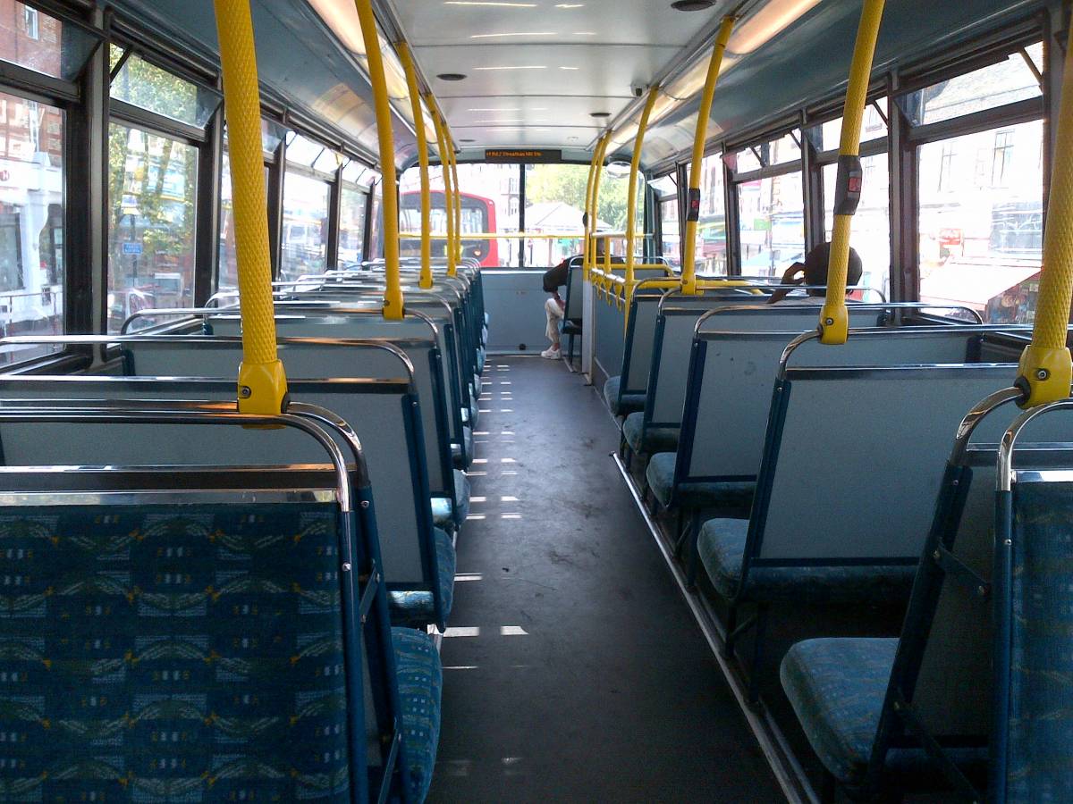 Atti osceni mentre fissa un ragazzino sul bus, denunciato magrebino