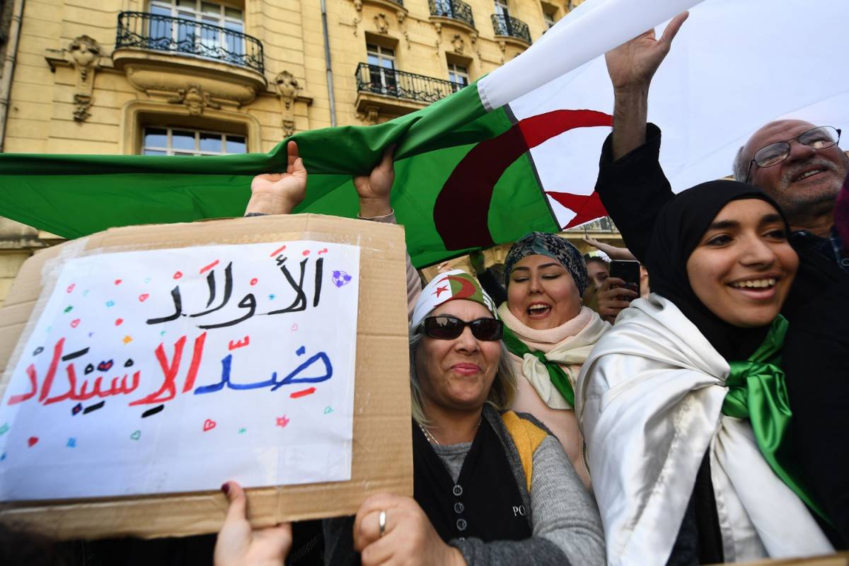 Algeria, passo indietro di Bouteflika. "Ma niente elezioni nel 2019"