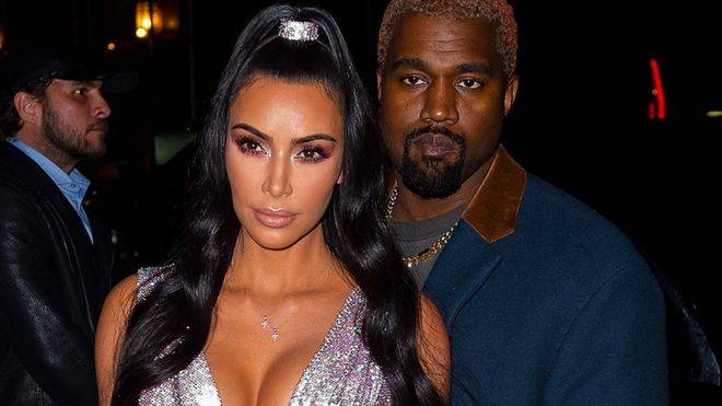 Kim Kardashian e Kanye West (in ritardo) restano in piedi al matrimonio