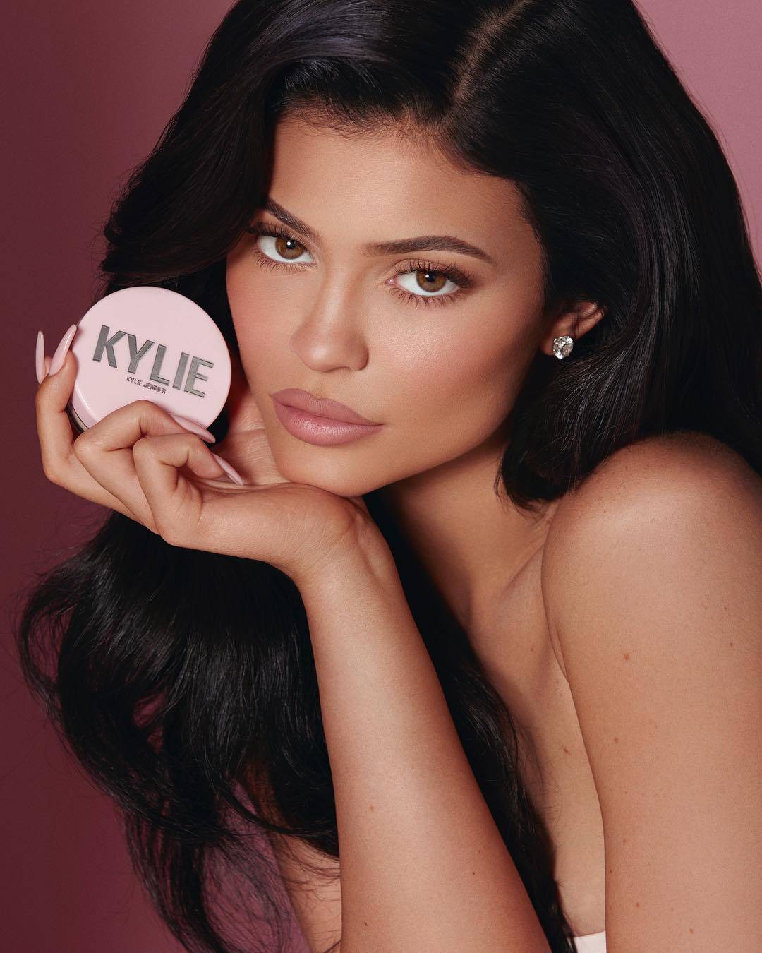 Kylie Jenner mostra il suo lato b perfetto e sfida la sorella Kim Kardashian