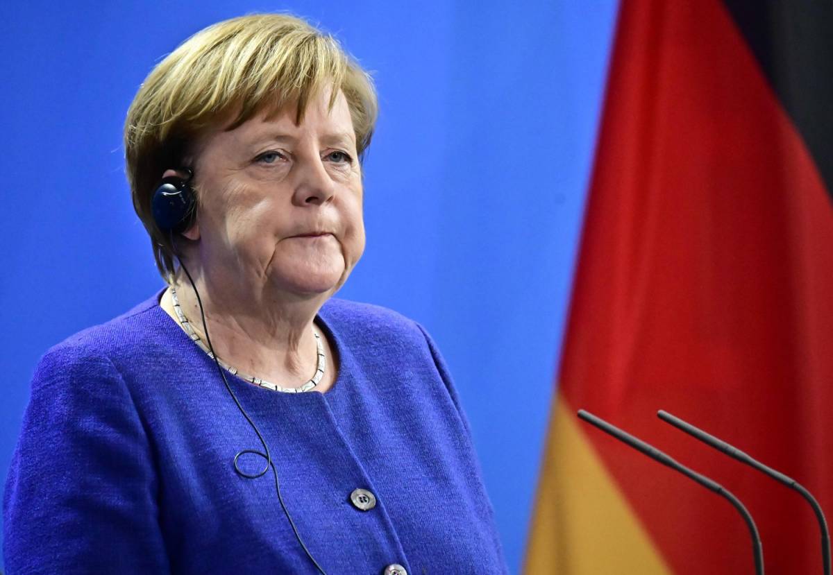 La Merkel ci manda i migranti: "Storditi e sedati sull'aereo"
