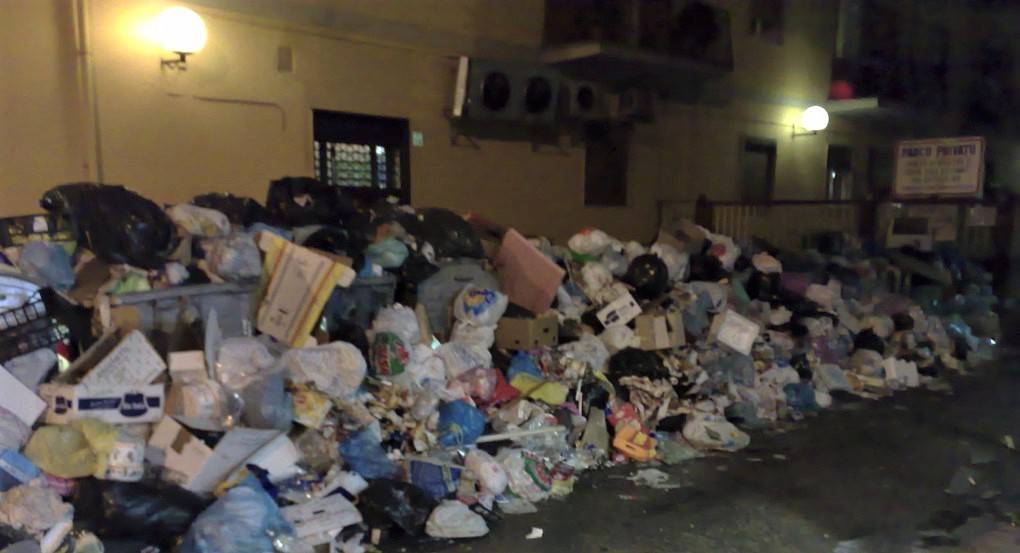 Emergenza rifiuti a Torre del Greco, cittadini esasperati