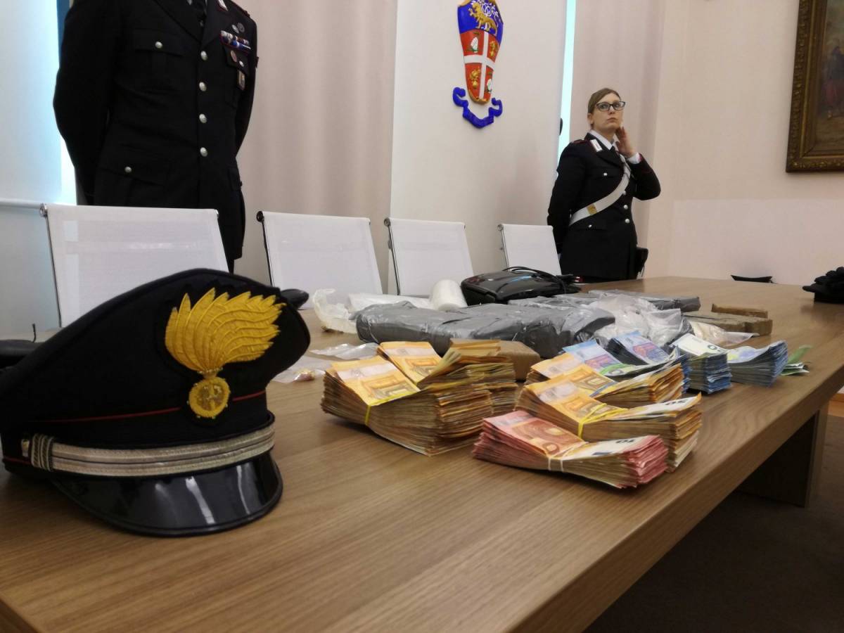 Arrestato broker d'eroina: sequestrati 52 mila euro e 8,7 chili di droga