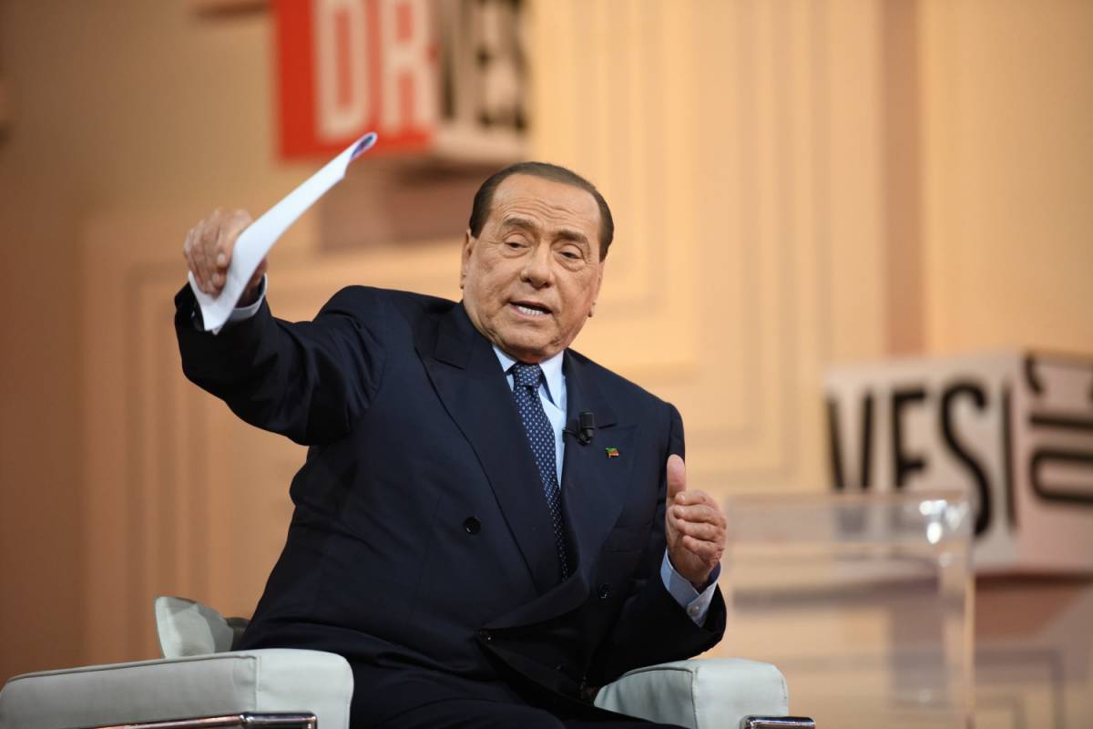 Berlusconi: "Governo banda di ignoranti"