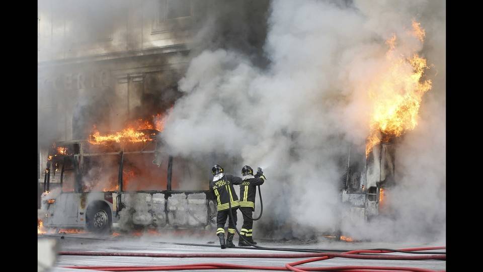 Roma, autobus Atac in fiamme a piazzale Clodio: nessun ferito