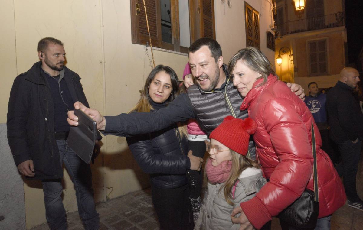 Lo contestano al comizio. Ma Salvini li zittisce così: "Fumatevi meno canne..."