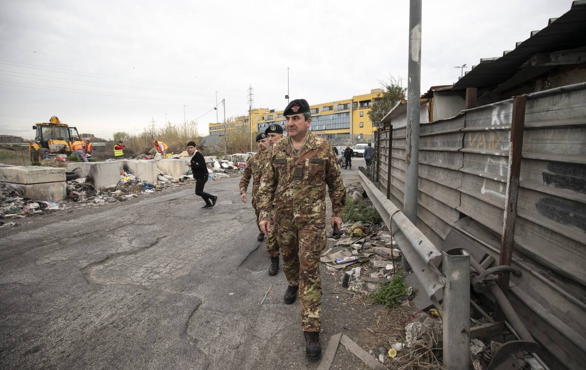 Roma, militari in via Salviati: "Dall'Afghanistan al campo rom per prevenire i rischi ambientali"